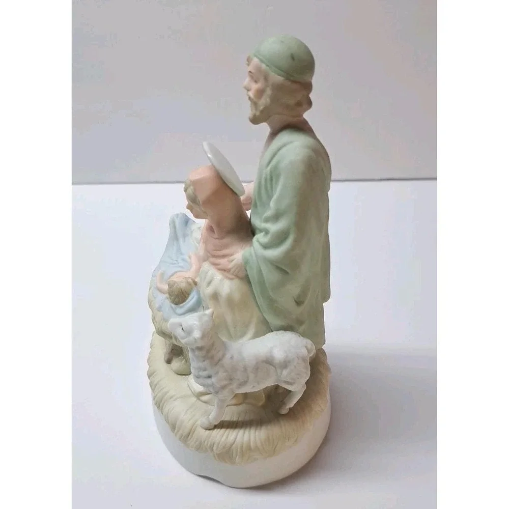 Lefton One Piece Nativity Figurine # 03916 Hand Painted Porcelain Music Box '83